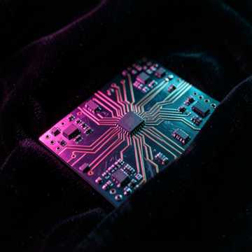 Portada de Midnight Circuit por Márk Döbrönte