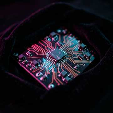 Portada de Midnight Circuit por Márk Döbrönte