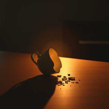 Capa de Everything Is Broken por LeBron James